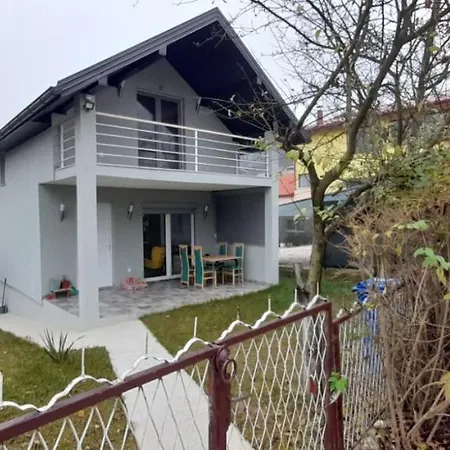 Ferienhaus Ravne Weekend House *